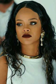 Rihanna Kimdir? – Vücut Ölçüleri – Boyu – Kilosu – Göz Rengi