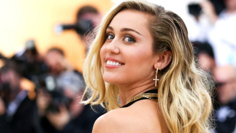 Miley Cyrus Kimdir? Vücut Ölçüleri – Boyu – Kilosu – Göz Rengi