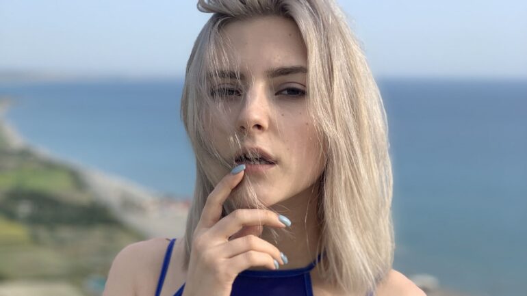 Eva Elfie Kimdir? – Vücut Ölçüleri – Boyu – Kilosu – Göz Rengi